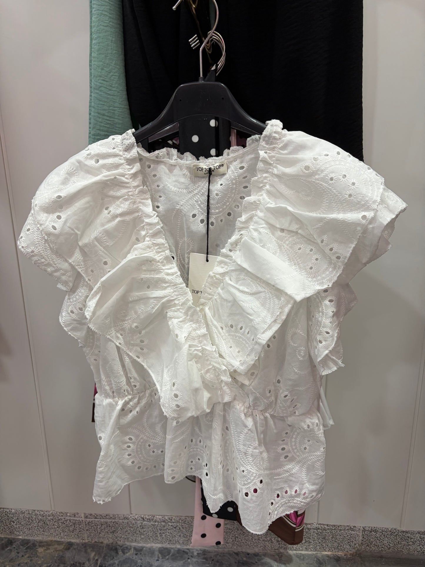 Blusa perforada volante