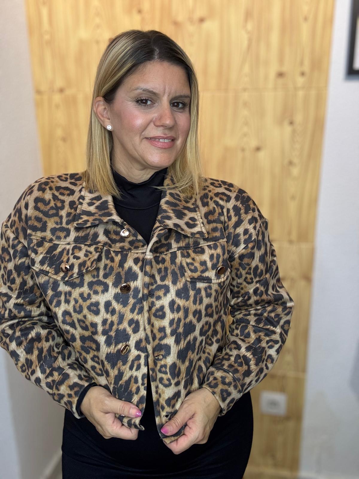 Chaqueta leopardo antelina